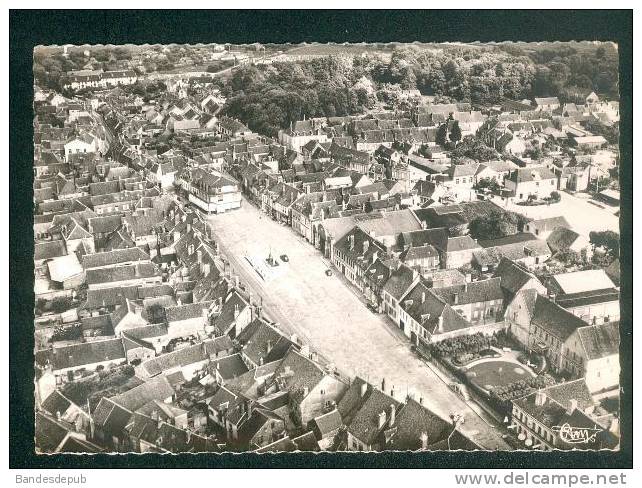 CPSM - Courtenay (45) - Vue Aérienne - Place Du Marché Et Du Mail ( COMBIER CIM 14024 A) - Courtenay