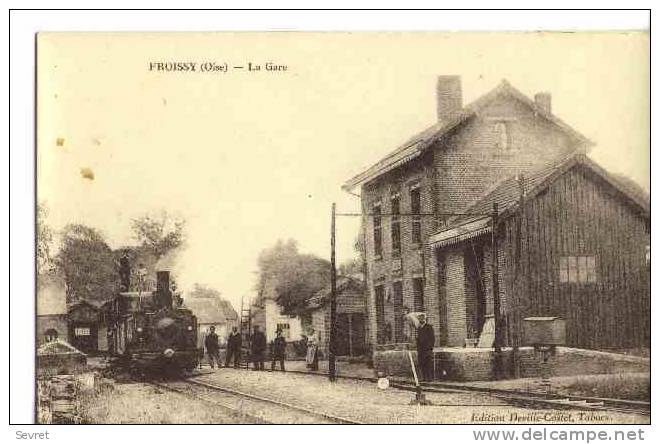 FROISSY. - La Gare. Arrivée De La Locomotive. T.beau Plan - Froissy