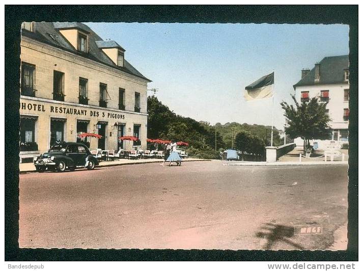 CPSM  - Crépy En Valois (60) - Place Du Paon - Hôtel Des Trois Pigeons ( Automobile Renault 4CV MAGE / J. DERENNE) - Crepy En Valois