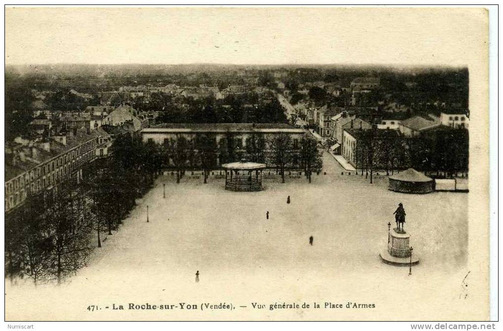 CPA...DE LA ROCHE SUR YON...ANIMEE... LA PLACE D ARMES... - La Roche Sur Yon