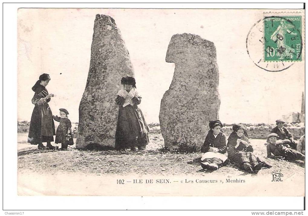 29 -  ILE  DE  SEIN  - Les Causeurs - Menhirs  - Animée - Les Jeunes Filles Restent Actives - Ile De Sein