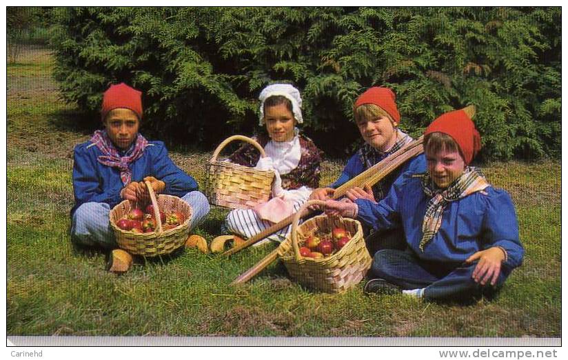 GROUPE FOLKLORIQUE LE BOUQUET NORMAND - Kostums