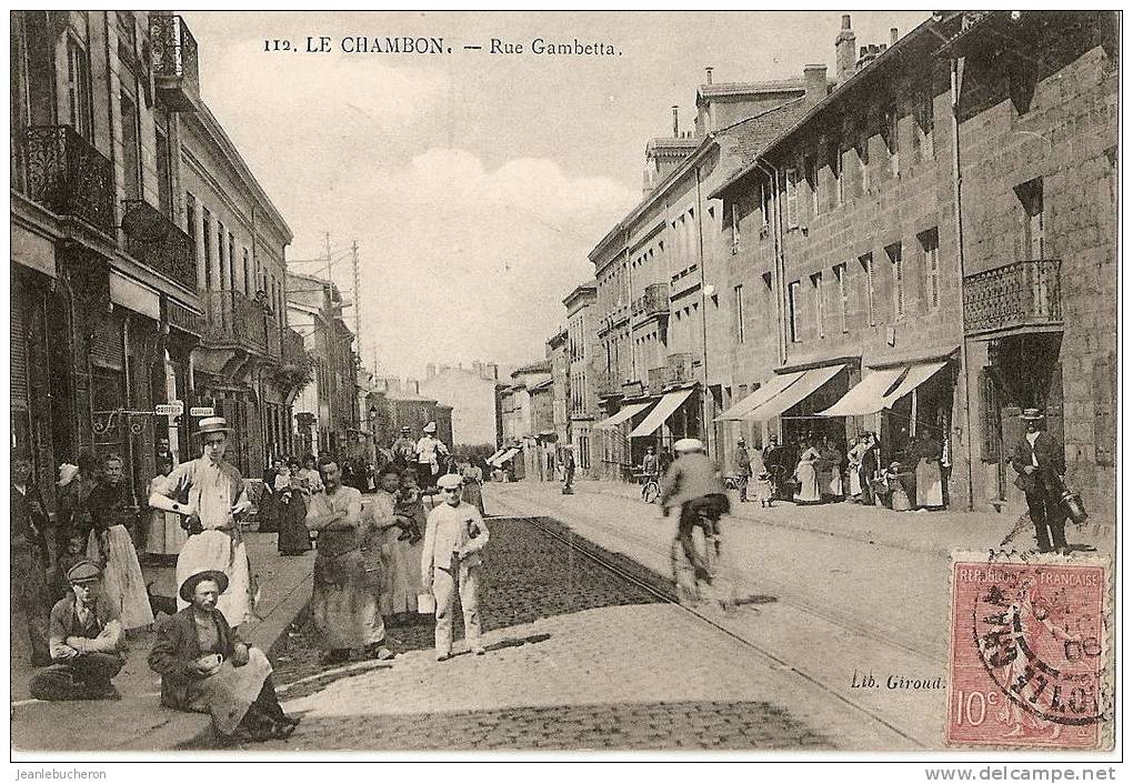 C.P.A    (  LE CHAMBON  " Rue Gambetta "   BELLE ANIMATION   ) - Le Chambon Feugerolles