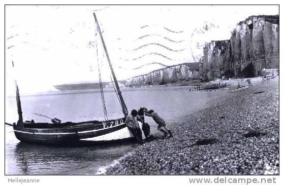 Cpsm Yport (76) Mise à L´ Eau D´ Un Bateau De Pêche , Animée . Années 40 - 50 - Yport