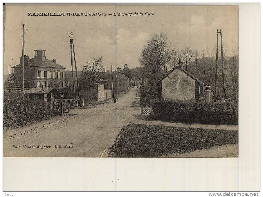 MARSEILLE-EN-BEAUVAISIS. - L'avenue De La Gare.(Passage à Niveau) - Marseille-en-Beauvaisis