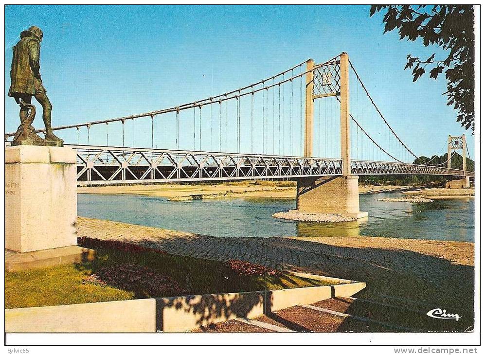 ANCENIS-le Pont Au Premier Plan La Statue De Joachim Du BELLAY - Ancenis