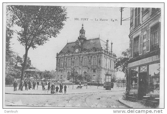 94 /// IVRY, La Mairie,  (café De L´hotel De Ville à Droite)  ANIMEE Ed E.M. - Ivry Sur Seine