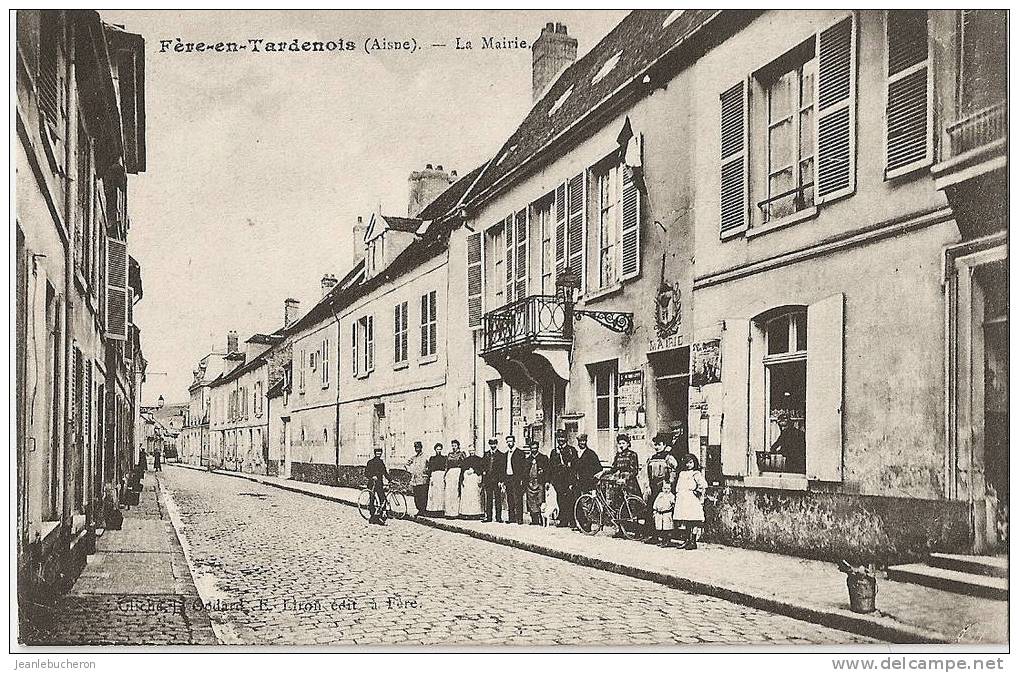 C.P.A    (  FERE EN TARDENOIS " La Mairie " Belle  Prise De  Vue Animée ) - Fere En Tardenois