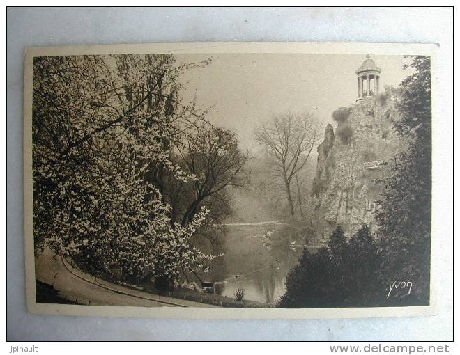 PARIS - Le Parc Des Buttes Chaumont - District 19