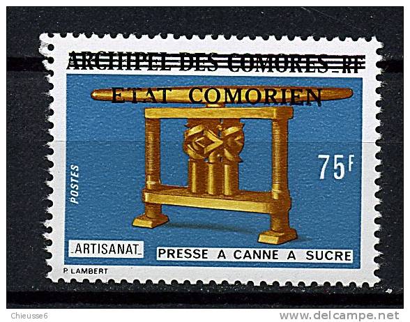 Etat Comorien ** N° 124 Surchargé  - Artisanat (Presse à Canne à Sucre) - Comores (1975-...)