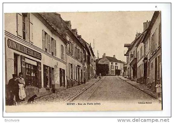 Cpa MITRY Rue De Paris QUINCAILLERIE FERBLANTERIE Commerçants à La Pose Avec Chien JOLIE Ed Susset - Mitry Mory