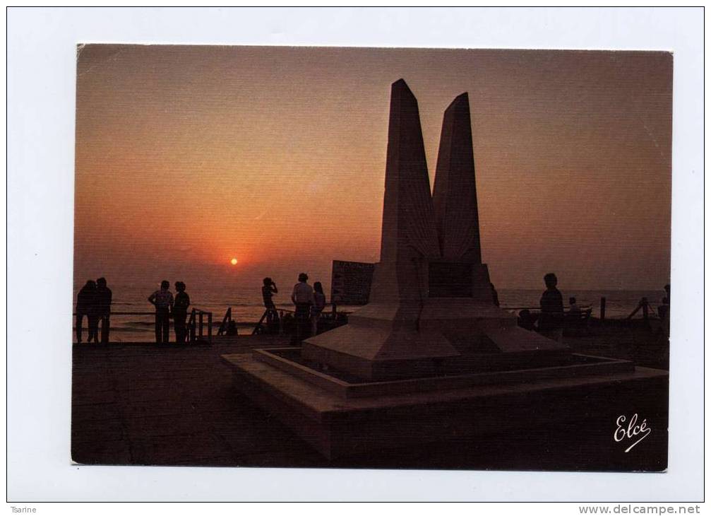 40 - Coucher De Soleil Sur Le Monument Des Ailes à Mimizan - Mimizan Plage