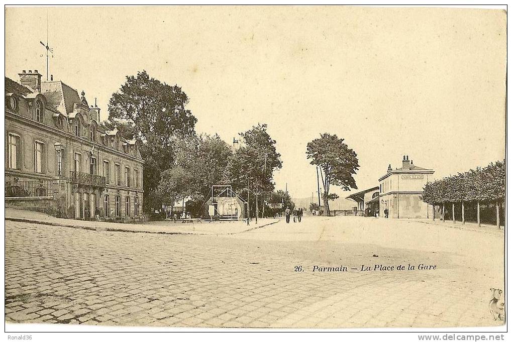 CP 95 PARMAIN La Place De La Gare - Parmain