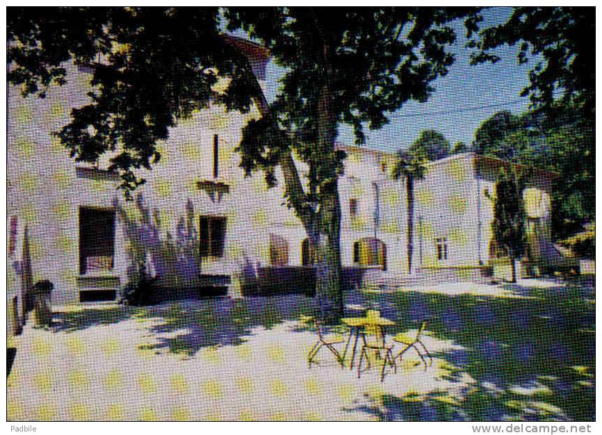 Carte Postale 84. Sarrians  Maison "La Mère Et L'Enfant"   Trés Beau Plan - Sarrians