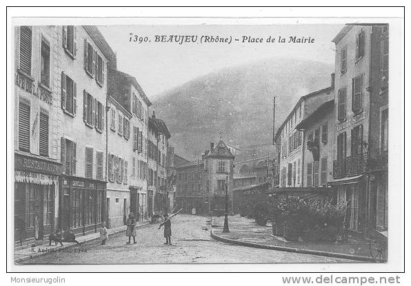 69 ) BEAUJEU, Place De La Mairie, N° 1390, ANIMEE - Beaujeu