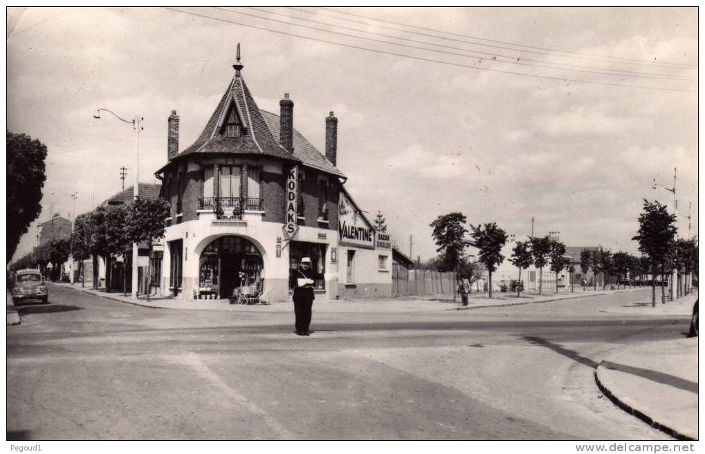 CPSM. LE BLANC-MESNIL. CARREFOUR BARBUSSE. AGENT DE POLICE POUR LA CIRCULATION. 1957. - Le Blanc-Mesnil