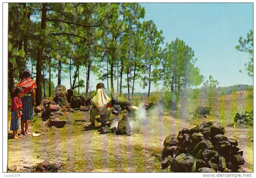 CHICHICASTENANGO / INDIGENAS ORANDO ANTE TURUKAJ - Guatemala