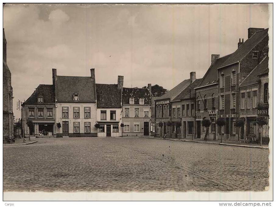 HONDSCHOOTE - Grand'place (Coté Est) - Hondshoote