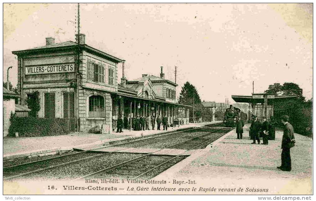 VILLERS-COTTERETS - La Gare Intérieure Avec Le Rapide Venant De Soissons - Villers Cotterets