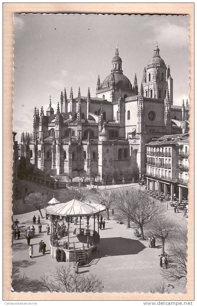 SEGOVIE Circa 1960 Kiosque Musique Place SEGOVIA PLAZA GENERAL FRANCO FOTO GRABELLA SPAIN ESPANA SPANIEN ESPANHA /2577A - Segovia