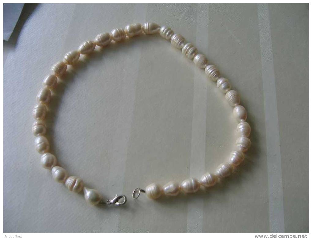 COLLIER EN PERLES TOUTES IRREGULIERES  BIJOU NEUF SOUS BLISTER  / JOLI CADEAU A OFFRIR  MONTURE EN ARGENT - Halsketten