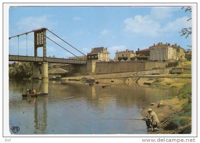 MARMANDE (Lot-et-Garonne, 47): Le Pont Suspendu Et Les Bords De La Garonne; Pêcheurs à La Ligne, Barque ; Bétaillère ;TB - Marmande