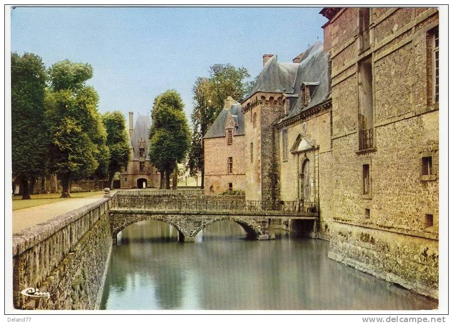 CARROUGES Le Château , L'entrée Et Ses Douves - Carrouges