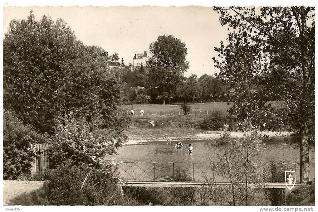 CP 18 SAINT ST AMAND MONTROND Baignade Et Le Chateau  ( Baigneur Torce Nu ) - Saint-Amand-Montrond