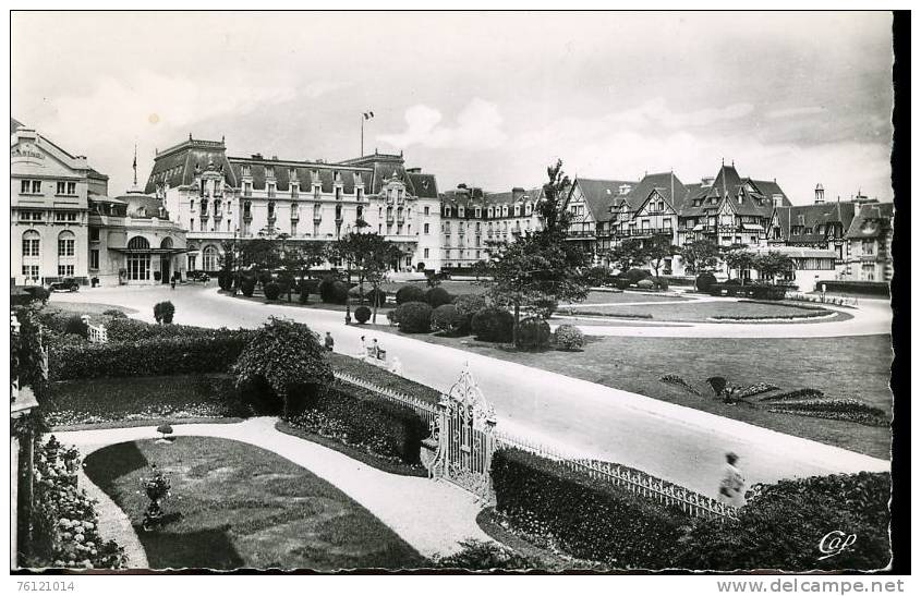 CPSM CABOURG  Jardin Du Casino 130 - Pont-l'Evèque