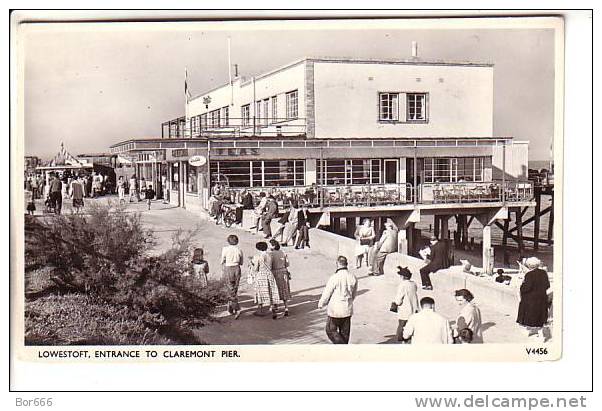 GOOD OLD GREAT BRITAIN POSTCARD - LOWESTOFT - Entrance To Claremont Pier - Lowestoft