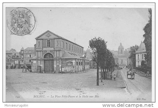 76 ) BOLBEC, La Place Félix Faure, Et La Halle Aux Blés, ND PHoto 144, Animée,** - Bolbec