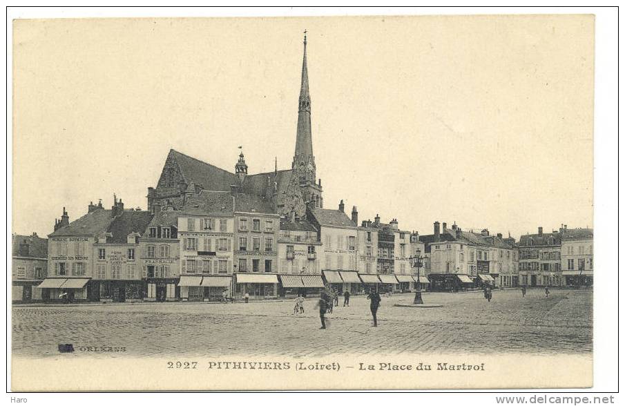 PITHIVIERS - La Place Du Martroi (1029) - Pithiviers