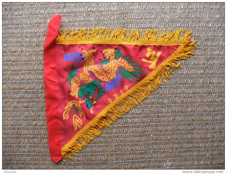 ORIFLAMME - CHINE - DRAGON - FORME TRIANGULAIRE - Drapeaux