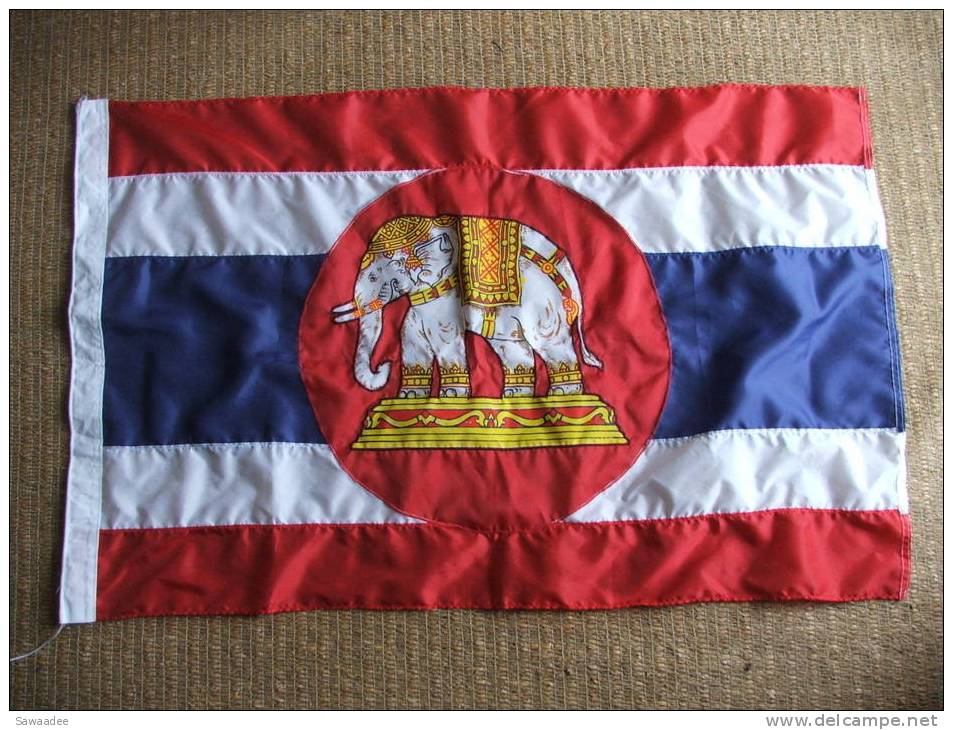 PAVILLON - MILITARIA - MARINE DE GUERRE - THAILANDAISE - ELEPHANT BLANC - TRICOLORE - 90 X 57 Cm - Flags