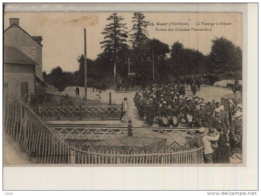 GUER - Le Passage à Niveau - Retour Des Grandes Manoeuvres.(Militaire) - Guer Coetquidan