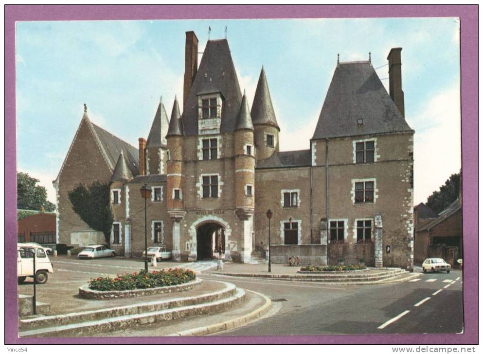 AUBIGNY SUR NERE - Le Château Des Stuart. L´Hôtel De Ville Citroen DS Renault R16 4L Peugeot 104 - Aubigny Sur Nere