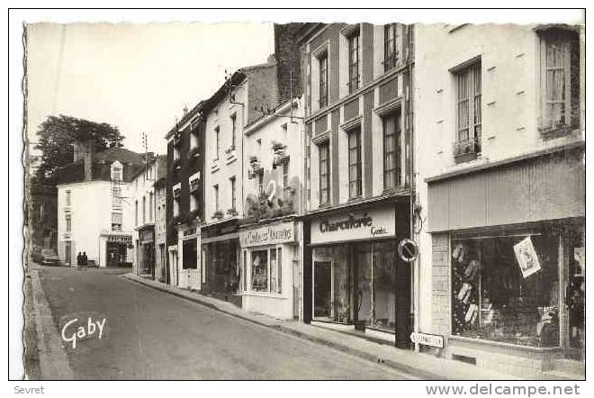 LA CHATAIGNERAIE . - Rue Des Halles.  Cpsm - La Chataigneraie