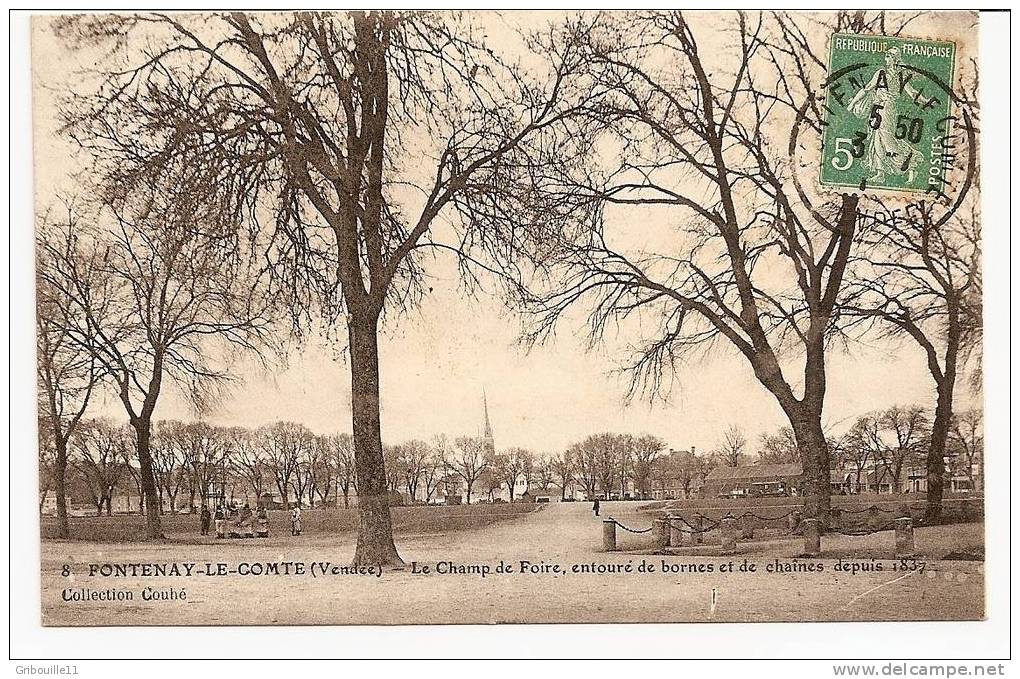 FONTENAY LE COMTE  - * LE CHAMP DE FOIRE Entouré De Bornes Et De Chaines Depuis 1837 *- Editeur : Collection COUHE  N° 8 - Fontenay Le Comte