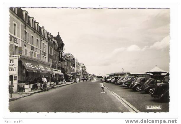 LUC - SUR - MER  /  L´ ESPLANADE  EN  BORDURE  DE  MER , Devant L´ HÔTEL  DU  SOLEIL  LEVANT  /  AUTOMOBILES  Années  50 - Luc Sur Mer