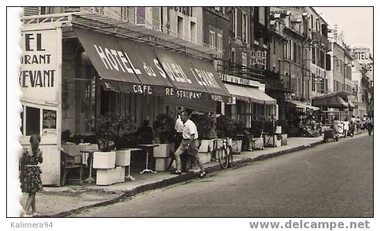 LUC - SUR - MER  /  L´ ESPLANADE  EN  BORDURE  DE  MER , Devant L´ HÔTEL  DU  SOLEIL  LEVANT  /  AUTOMOBILES  Années  50 - Luc Sur Mer