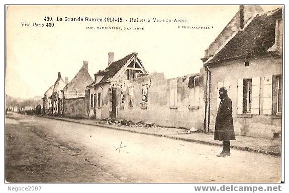 Vic-sur-Aisne-02-RARE!!!!   Pendant  La Grande Guerre Une Rue Détruite, 1 Personnage "pte Croix "voir Scan - Vic Sur Aisne