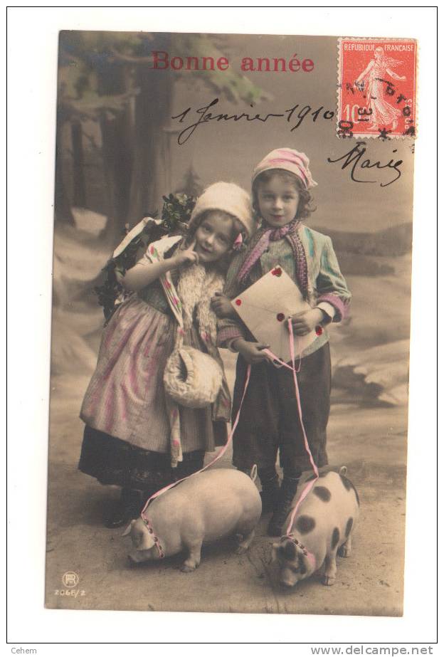 ENFANT DEUX PETITES FILLES ET DEUX PETITS COCHONS BONNE ANNEE BELLE CARTE - Autres & Non Classés