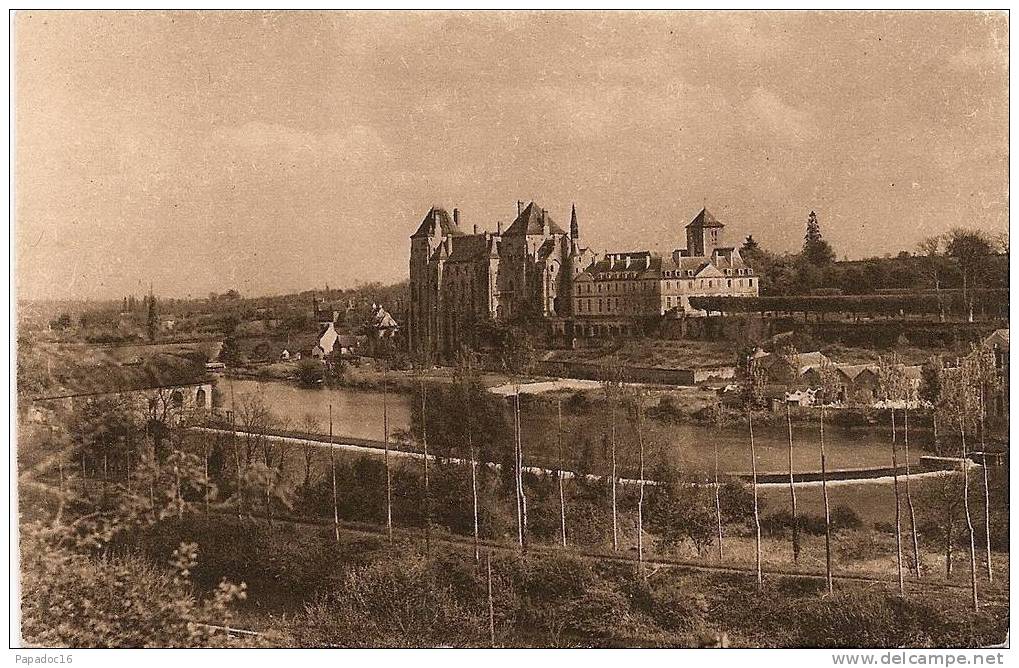 72 - L'Abbaye De Solesmes - Vue Des Coteaux à L'Ouest - éd. Amis De Solesmes N° 2 (circulée) - Solesmes