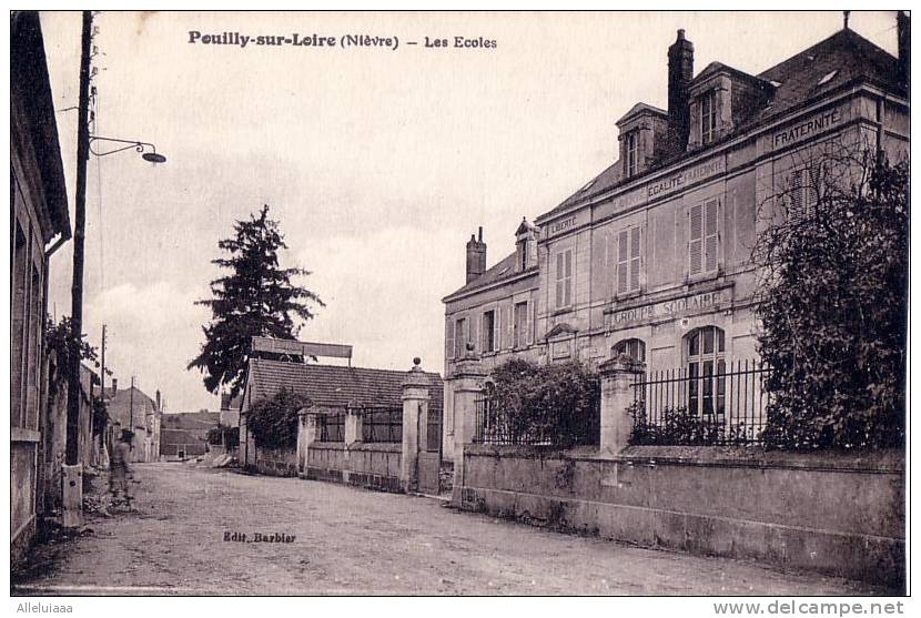 CPA Belle Carte FRANCE Pouilly-sur-Loire Les Ecoles Liberte Egalite Fraternite - Animée  - TBE - Pouilly Sur Loire