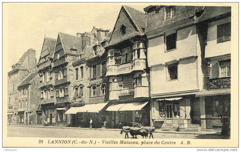 CPA Lannion - Vieilles Maisons, Place Du Centre - Lannion