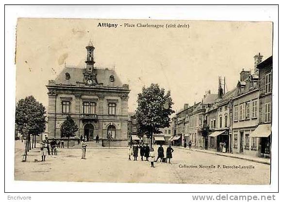 Cpa ATTIGNY Place Charlemagne Cote Droit -jolie Animation -collec Nouvelle P Deroche Latreile - Attigny