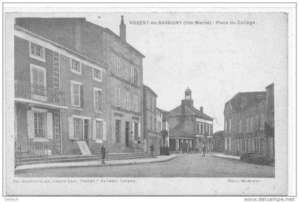 52 // NOGENT EN BASSIGNY, Place Du Collège, Coll Marchal, Granddidier Photo édit - Nogent-en-Bassigny