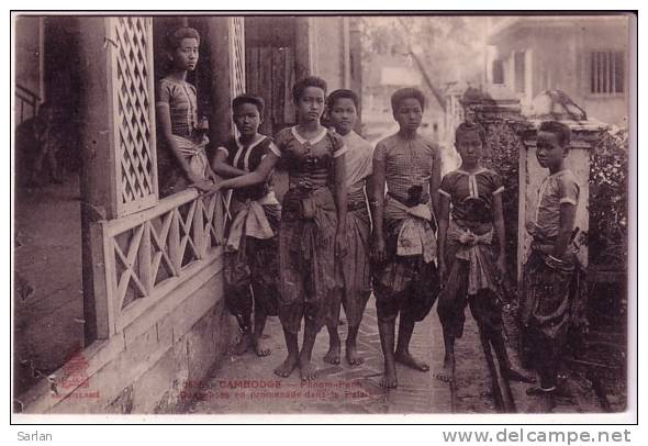 CAMBODGE , Phnom Penh , Edit DIEULEFILS N° 1656 , Danseuses En Promenade Dans Le Palais - Cambodge