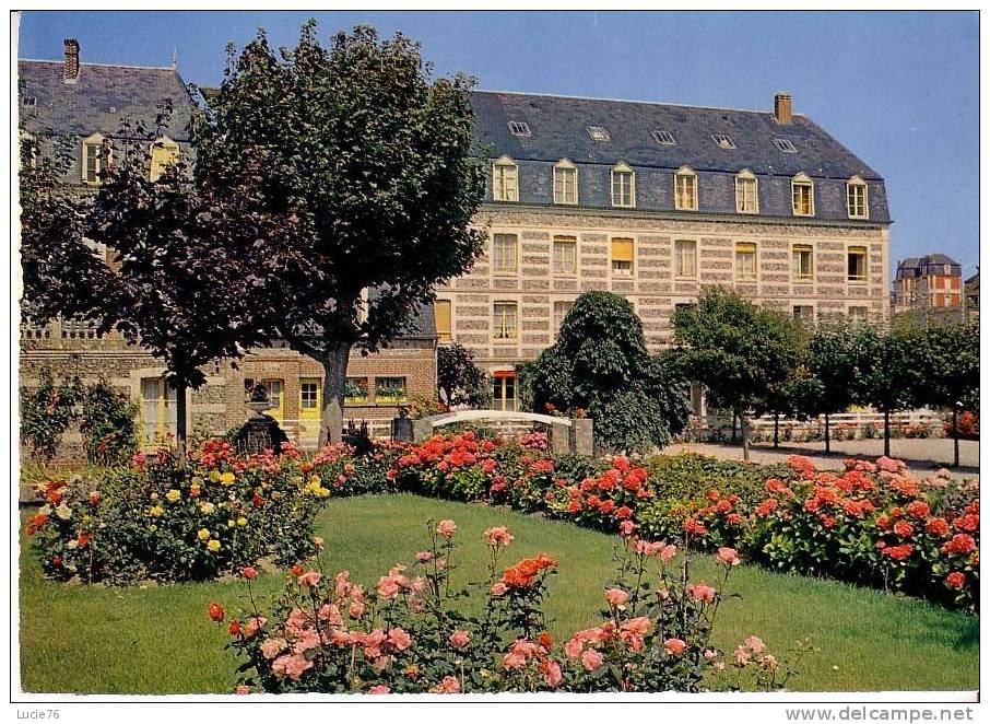 VEULES LES ROSES    -  Ses Belles Constructions - Ses Parterres De Roses - N° E Cl 59 - Veules Les Roses