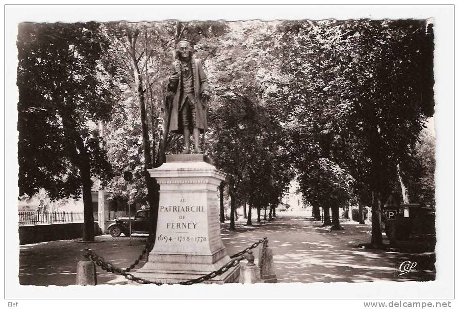 FERNAY-VOLTAIRE (Ain) : Avenue De La Mairie Et La Statue De VOLTAIRE ; B/TB - Ferney-Voltaire